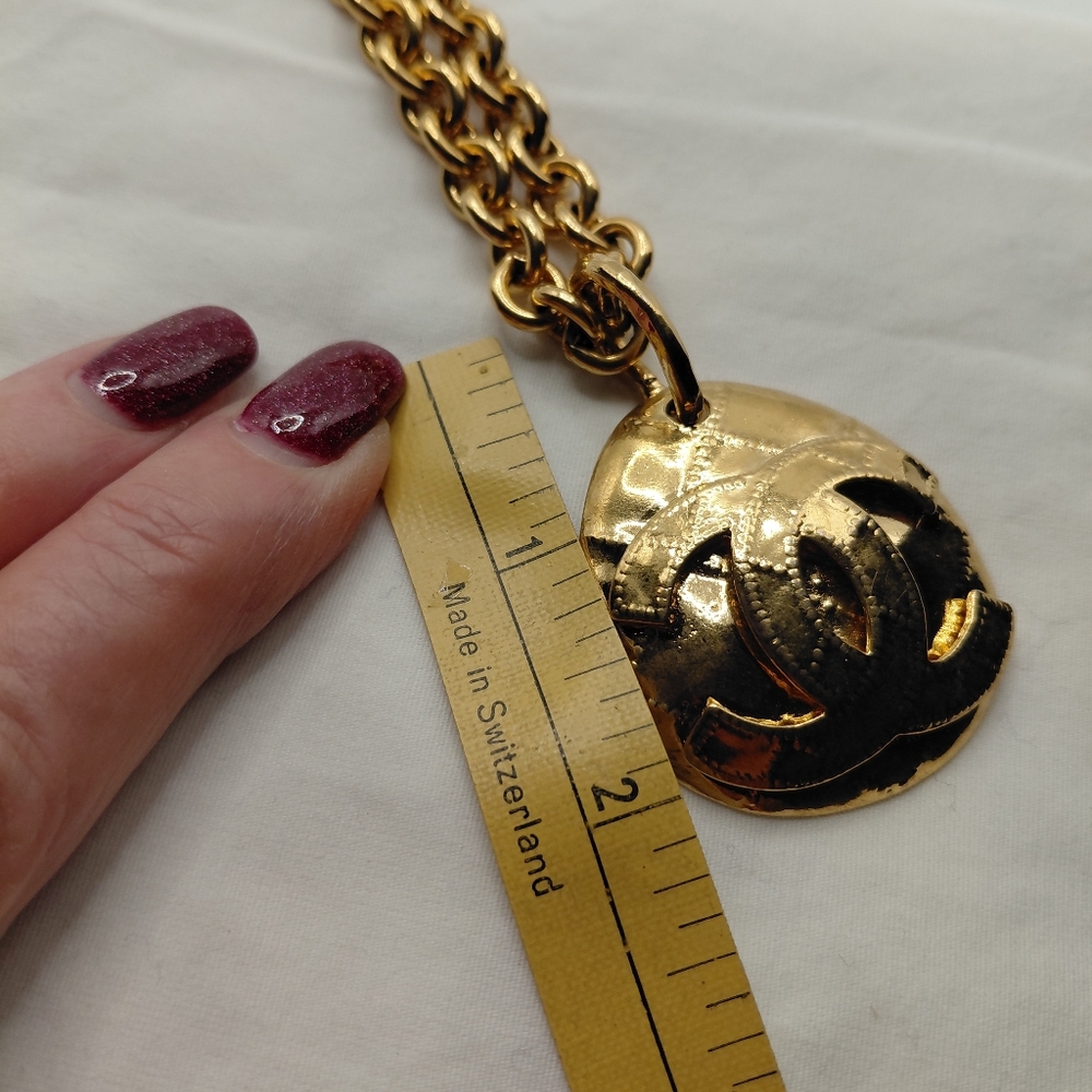 CHANEL Vintage Coco Mark CC Logo Round Pendant Necklace Gold Tone 94P Auth - Picture 7 of 8